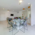 Ideal Group Getaway 4 Blocks To The Beach & Pool