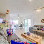 Ideal Group Getaway 4 Blocks To The Beach & Pool