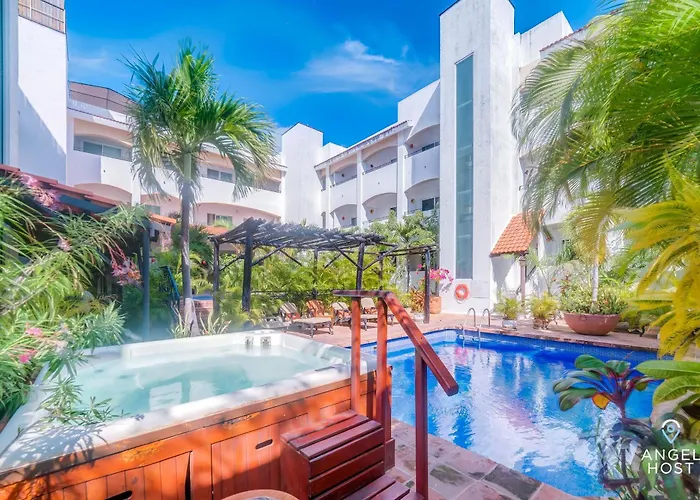 Ideal Group Getaway 4 Blocks To The Beach & Pool