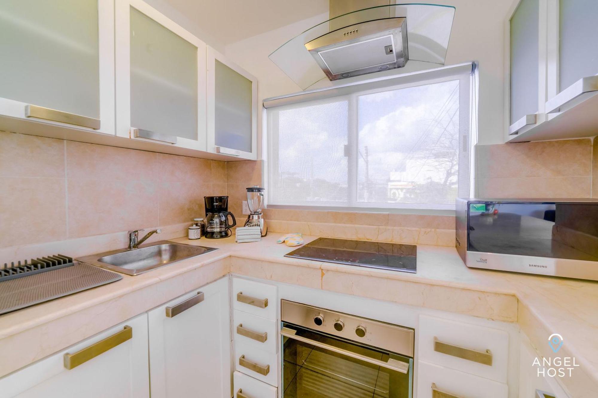 Ideal Group Getaway 4 Blocks To The & Pool *