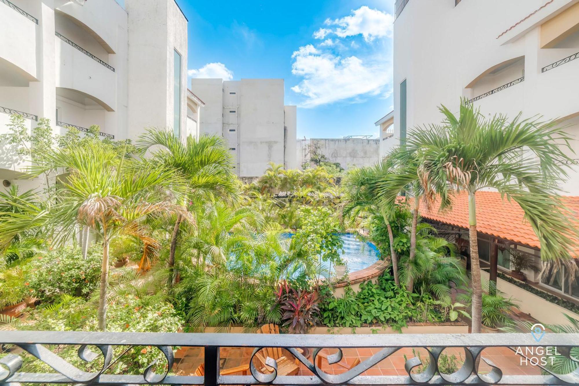 Ideal Group Getaway 4 Blocks To The & Pool
