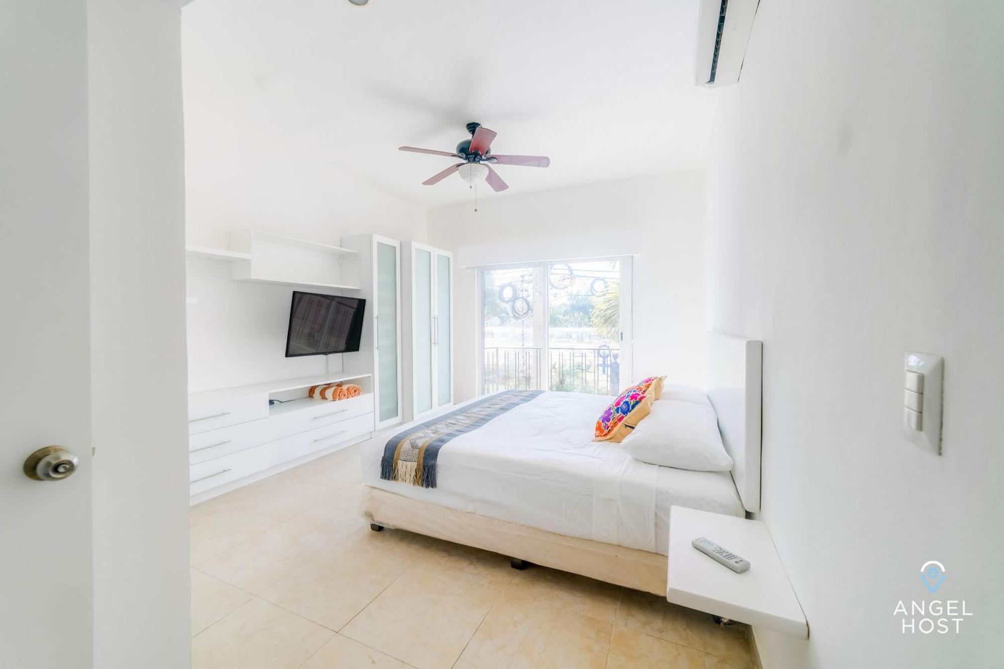 Ideal Group Getaway 4 Blocks To The & Pool Playa del Carmen