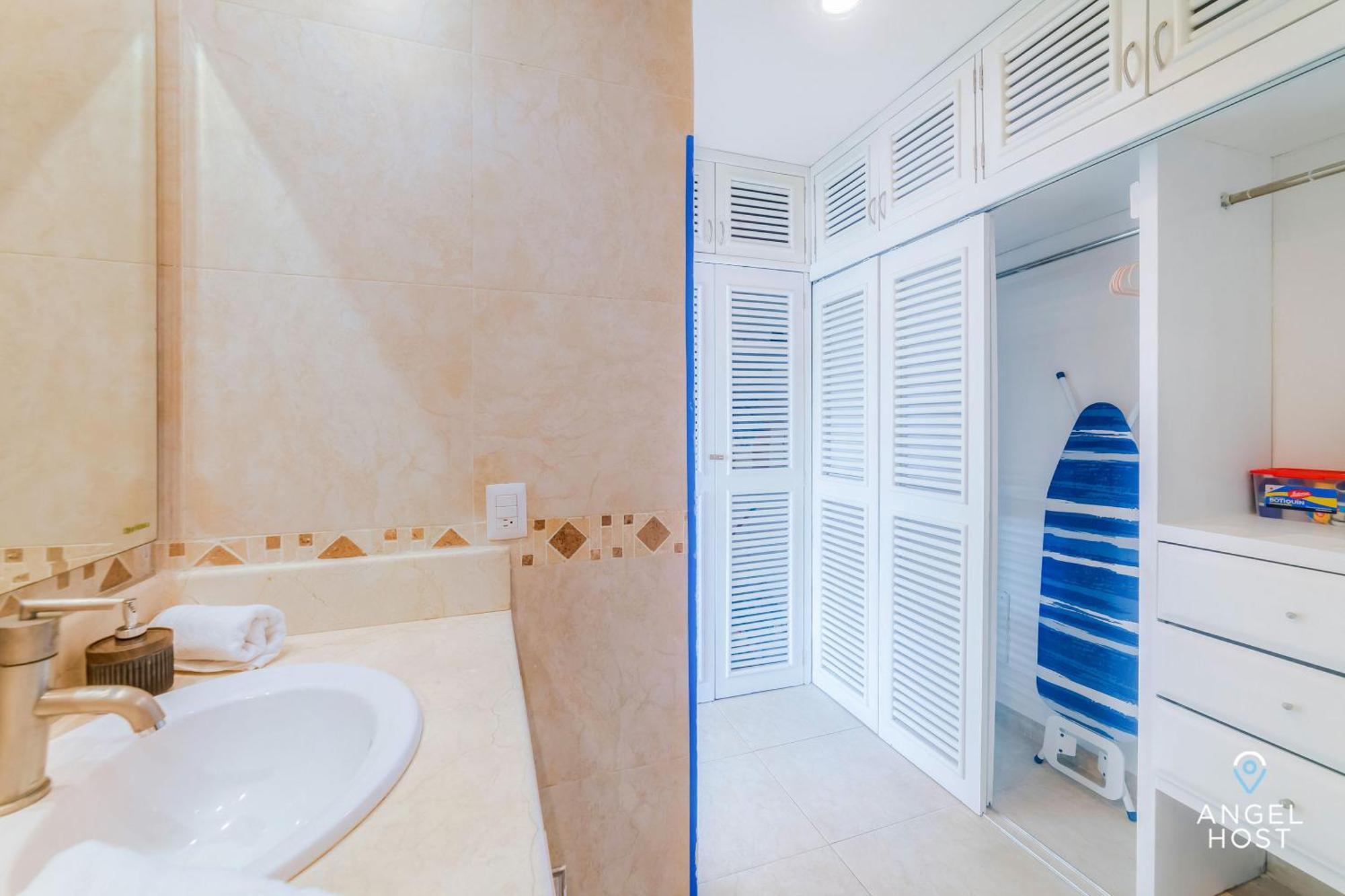 Ideal Group Getaway 4 Blocks To The & Pool