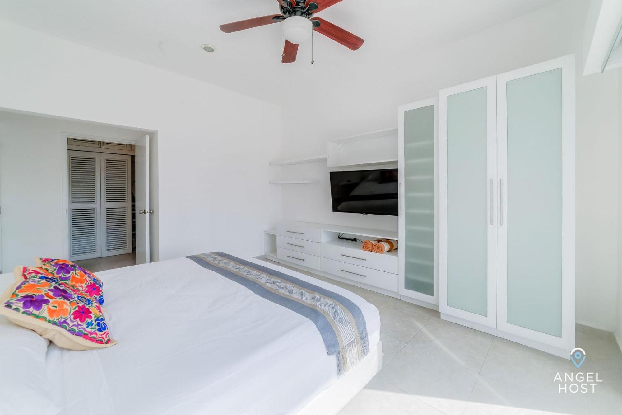 Ideal Group Getaway 4 Blocks To The & Pool